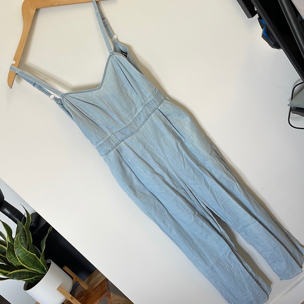 EXPRESS Cropped Light Wash Blue Denim Chambray Sweetheart Neckline Jumpsuit 8